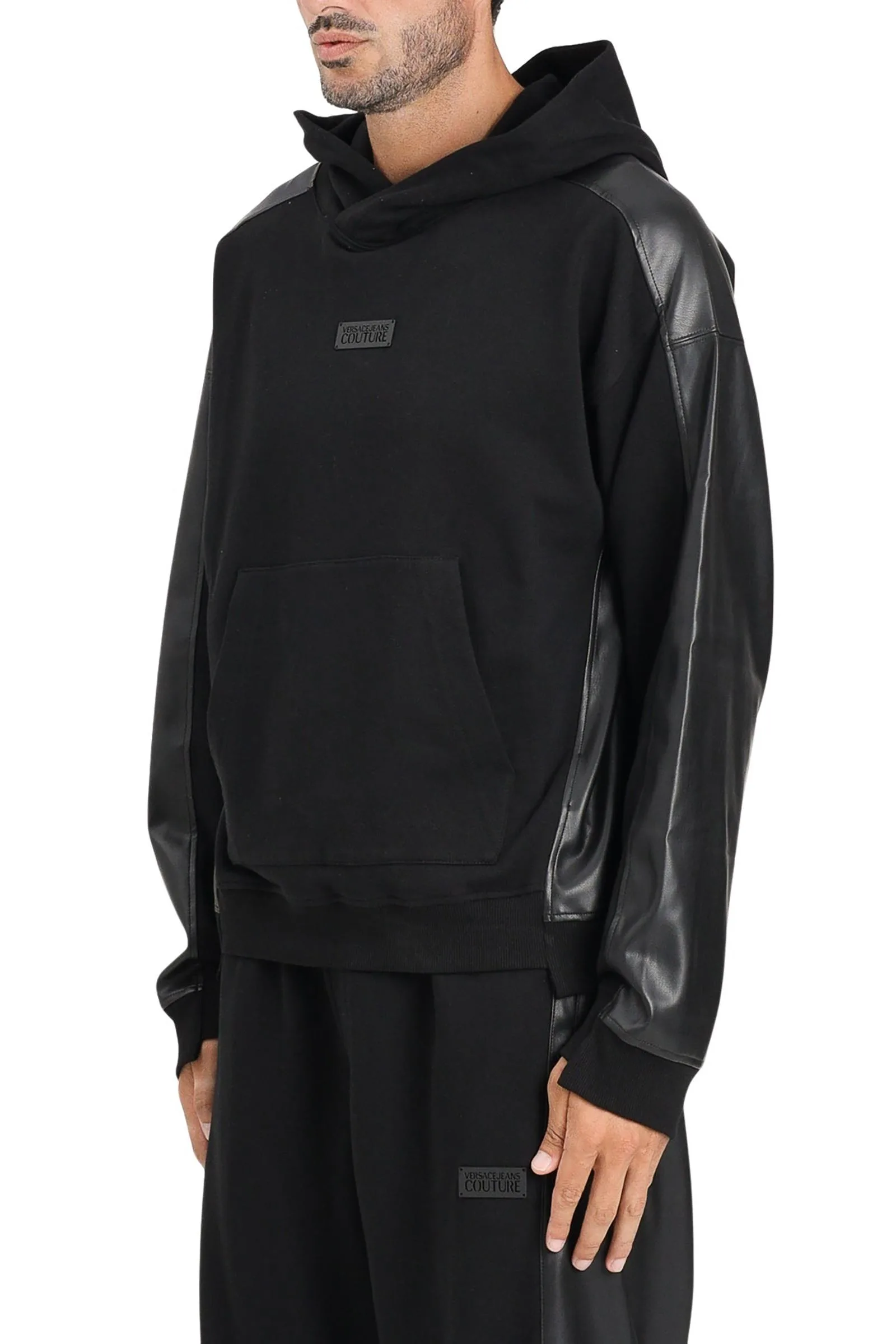 Schwarzer Kapuzenpullover