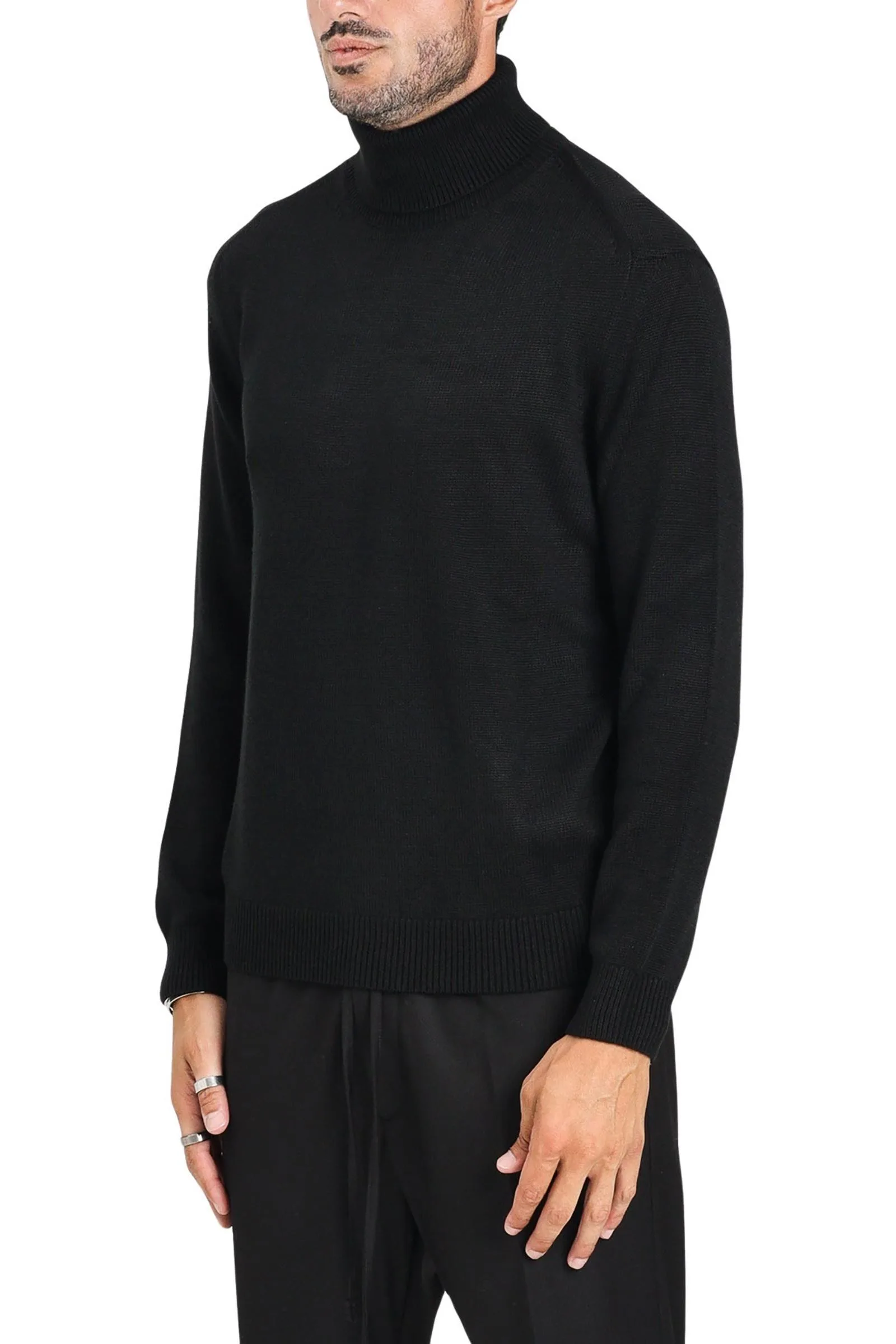 Suéter negro de cuello alto