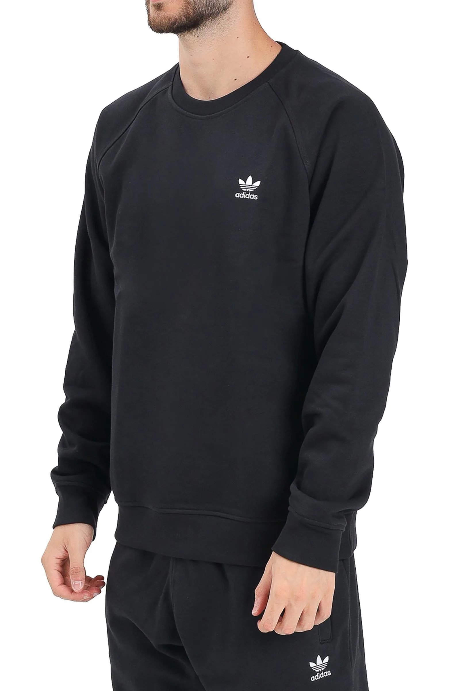 Sudadera negra con cuello redondo