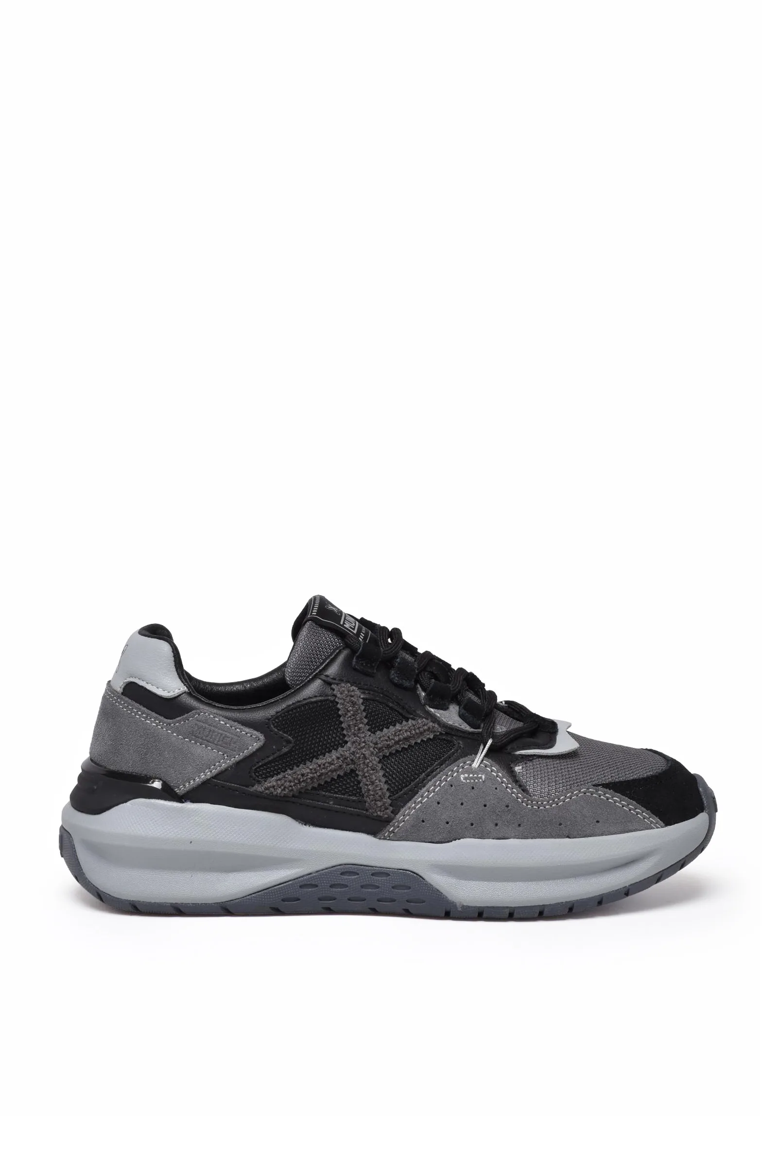 Graue Turnschuhe