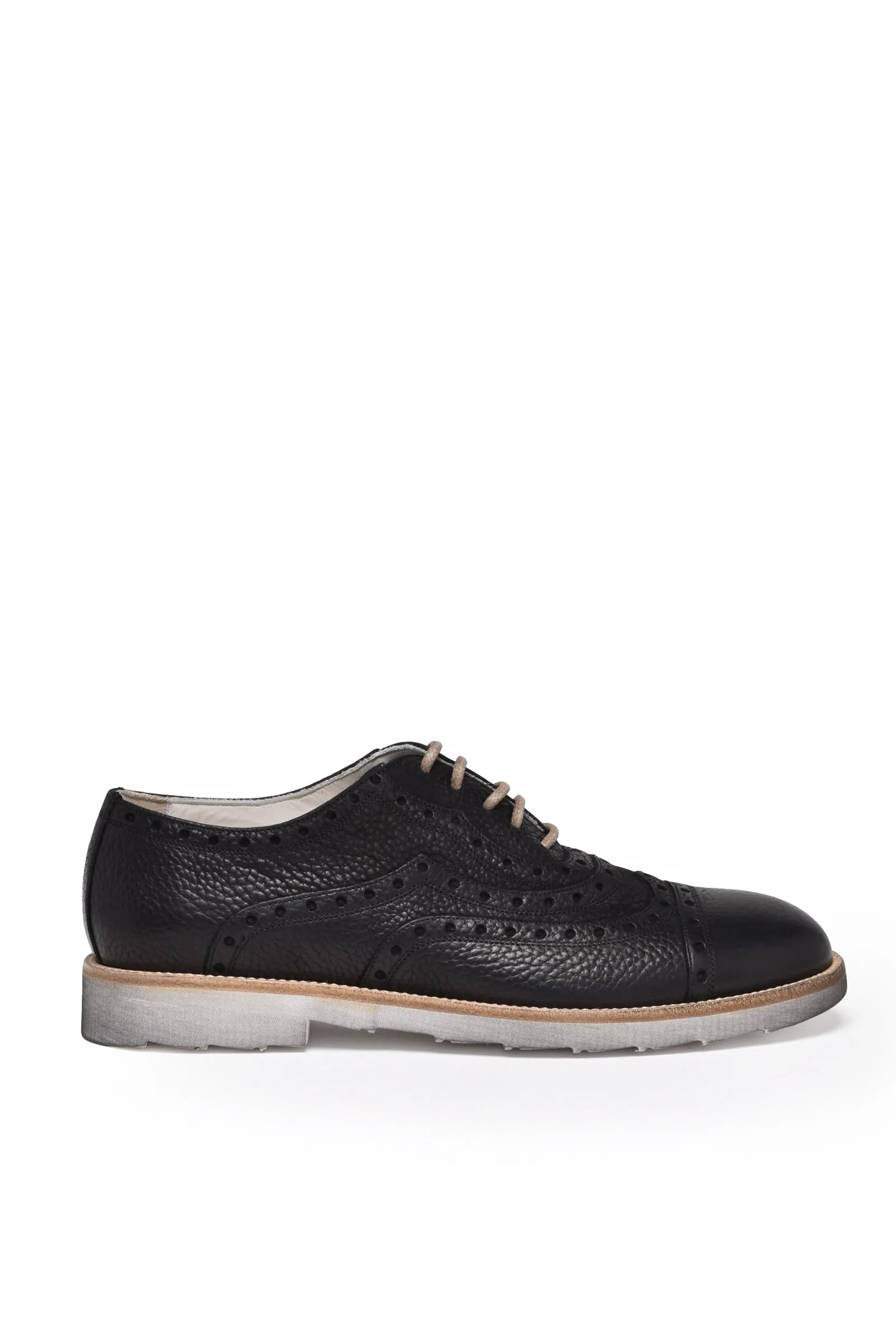 Schwarze perforierte Schnürschuhe