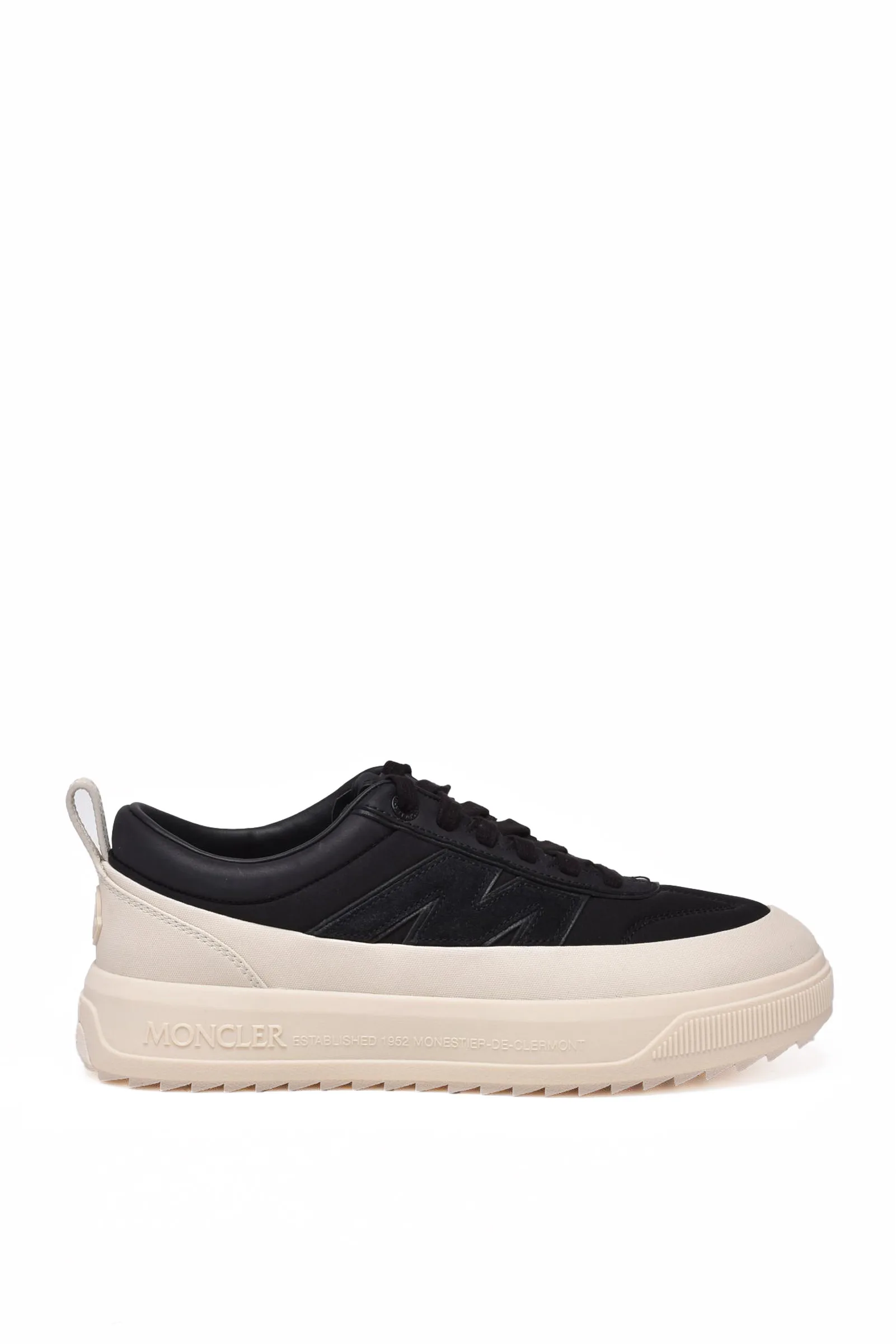 Schwarze Turnschuhe